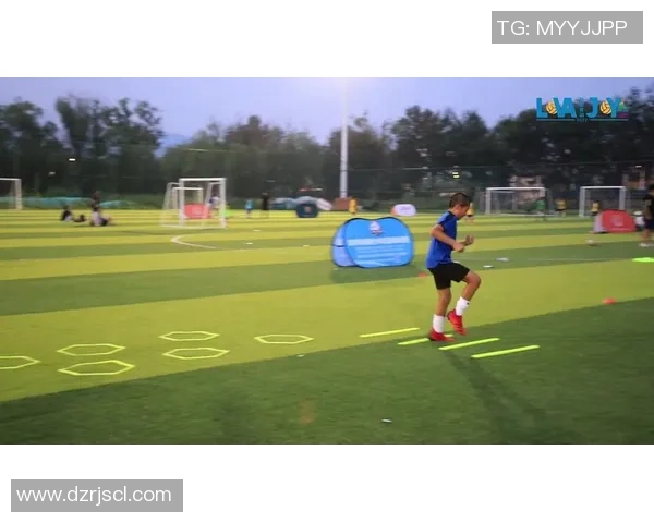 足球明星在绿茵场上挥洒汗水的瞬间与他们的激情桌面设计探秘