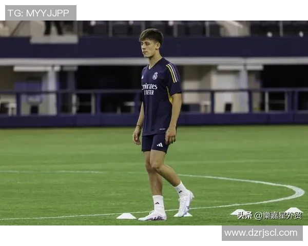 足球明星追逐足坛新星的精彩视频合集与背后故事揭秘 足球明星追逐足坛新星的精彩视频合集与背后故事揭秘