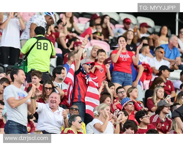 足球明星街头抢镜瞬间展现魅力与风采的精彩瞬间合集